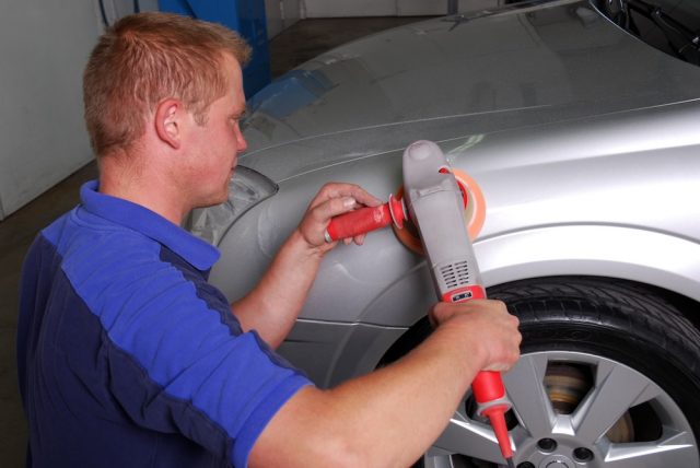 Mit der richtigen Poliermaschine wird der Autolack perfekt und schön. Foto: Adobe / Kitty