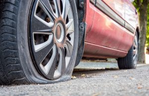 Reifen platt: Ursachen, Lösungen und wie du es vermeiden kannst Reifen platt! Was kann man tun? Foto: Adobe / Animaflora PicsStock