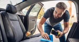 12 Tipps zum Pflegen und Reinigen von Kindersitzen Autofahrer sollten regelmäßig die Kindersitze reinigen. Foto: Ocean23