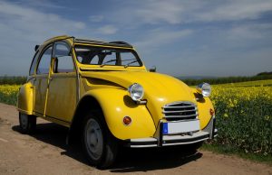 Oldtimer: Wie Klassiker die Automobilwelt prägen Die Ente: Ein Oldtimer, der zeitlos wirkt. Foto: Adobe / dieter76