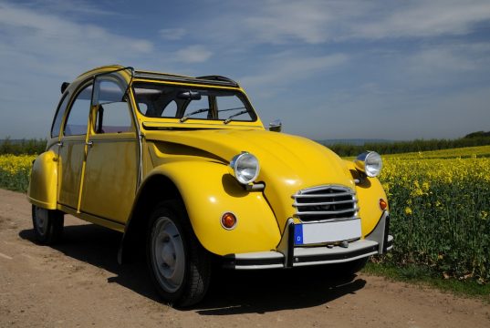 Oldtimer: Wie Klassiker die Automobilwelt prägen Die Ente: Ein Oldtimer, der zeitlos wirkt. Foto: Adobe / dieter76