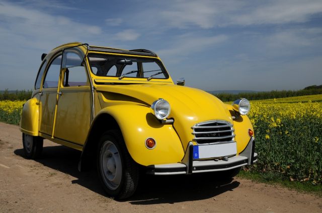 Die Ente: Ein Oldtimer, der zeitlos wirkt. Foto: Adobe / dieter76