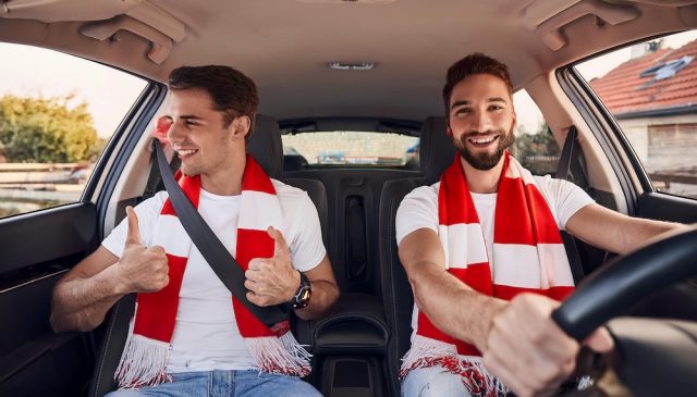 Roadtrip von Fußballfans: Mit dem Auto zu den Stadien. Foto: Ocean23
