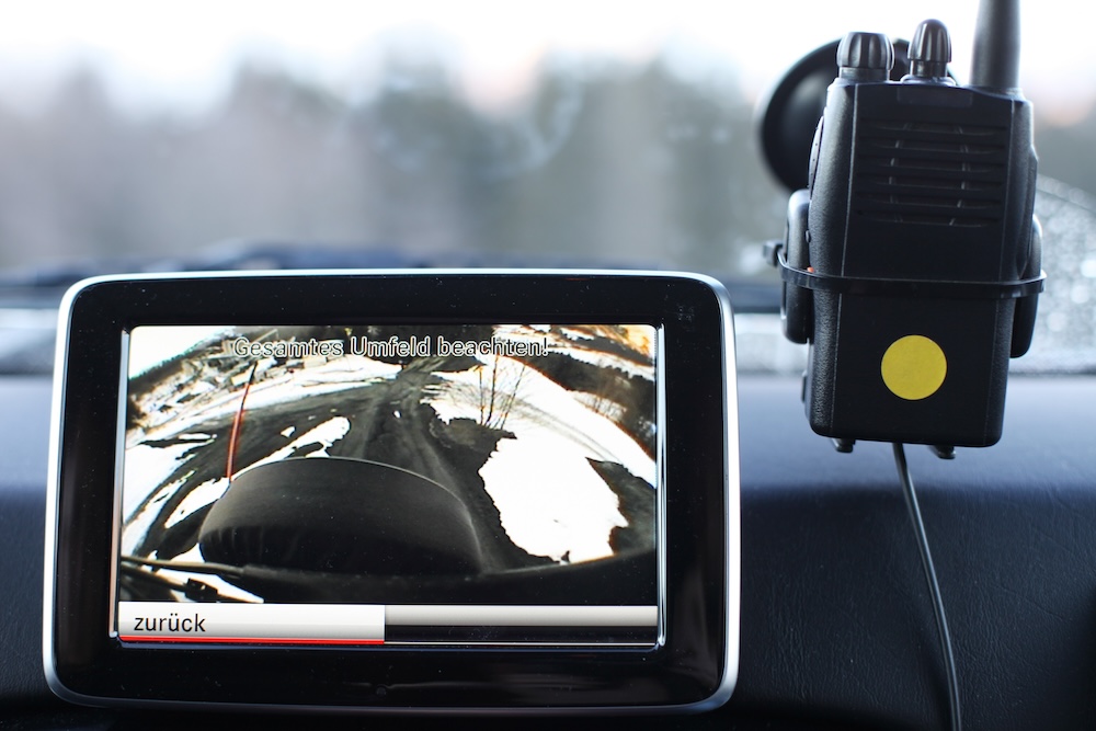 Wenn man die Rückfahrkamera installiert hat, sieht man, was hinter dem Auto passiert. Foto: Adobe RAM
