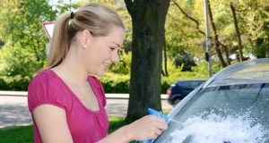 Scheibenreiniger: Alles, was Sie wissen müssen Mit dem richtigen Scheibenreiniger behält man den Durchblick. Foto: Adobe / Dan Race