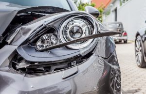 Scheinwerfer defekt: Im Zweifel immer zur Werkstatt Scheinwerfer defekt? Hier ist ein bisschen mehr kaputt. Foto: Adobe / andrea lehmkuhl