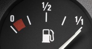 Tankanzeige kaputt: Was tun, wenn der Kraftstoffstand spinnt? Man sieht erst auf den zweiten Blick, dass die Tankanzeige kaputt ist. Foto: Adobe / Björn Wylezich