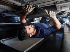 Unterbodenschutz: Kann ich das auch selber machen? Es ist nicht schwierig: Den Unterbodenschutz kann man selber machen. Foto: Adobe / Robert Kneschke