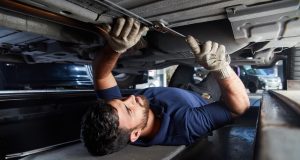 Unterbodenschutz: Kann ich das auch selber machen? Es ist nicht schwierig: Den Unterbodenschutz kann man selber machen. Foto: Adobe / Robert Kneschke