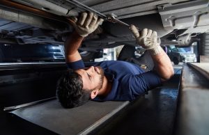 Unterbodenschutz: Kann ich das auch selber machen? Es ist nicht schwierig: Den Unterbodenschutz kann man selber machen. Foto: Adobe / Robert Kneschke