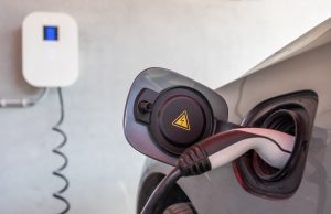 Was Sie über Wallboxen für E-Kombis wissen müssen Bequem den E-Kombi zu Hause an der Wallbox aufladen. Foto: Adobe / Kara