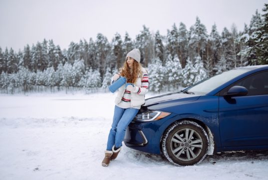Wie man Winterreifen sicher zur Werkstatt bringt Winterreifen wechseln kann jeder. Foto: Adobe / maxbelchenko