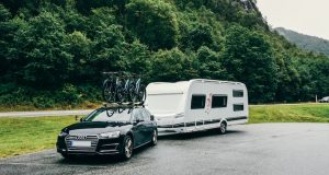 Den passenden Anhänger finden: Worauf kommt es an? Auf Reisen mit dem Wohnwagengespann: Auf die Kupplung kommt es an. Foto: Adobe / www.push2hit.de