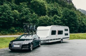 Den passenden Anhänger finden: Worauf kommt es an? Auf Reisen mit dem Wohnwagengespann: Auf die Kupplung kommt es an. Foto: Adobe / www.push2hit.de