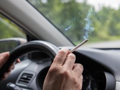 Zigarettenanzünder: Beim Rauchen im Auto immer hilfreich Hilfreich beim Rauchen: ein Zigarettenanzünder im Auto. Foto: Adobe / elcovalana