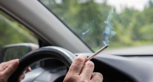 Zigarettenanzünder: Beim Rauchen im Auto immer hilfreich Hilfreich beim Rauchen: ein Zigarettenanzünder im Auto. Foto: Adobe / elcovalana