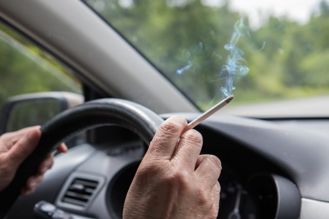 Hilfreich beim Rauchen: ein Zigarettenanzünder im Auto. Foto: Adobe / elcovalana
