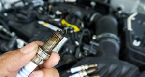 Entfesseln Sie das Potenzial der Kraftstoffeffizienz Verbrauchte Zündkerzen sollte man schnellstens austauschen. Foto: Adobe / Nischaporn