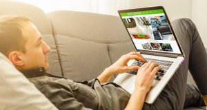 Wie kann man am besten sein Auto im Internet verkaufen? Per Klick kann man sein Auto im Internet verkaufen. Foto: Adobe / Angelov