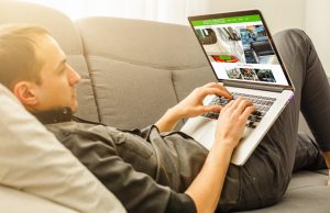 Wie kann man am besten sein Auto im Internet verkaufen? Per Klick kann man sein Auto im Internet verkaufen. Foto: Adobe / Angelov