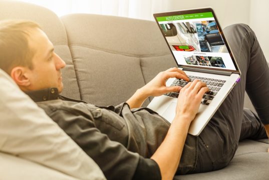 Wie kann man am besten sein Auto im Internet verkaufen? Per Klick kann man sein Auto im Internet verkaufen. Foto: Adobe / Angelov