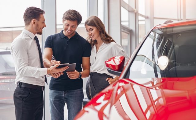 Man kann heutzutage ohne Probleme ein Auto mieten. Foto: Adobe / kegfire