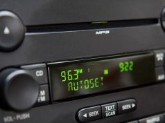 Autoradio gesperrt und Code verlegt? So schaffen Sie Abhilfe! Autoradio gesperrt: Was kann man dann tun? Foto: Adobe / Matthias Ott