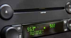 Autoradio gesperrt und Code verlegt? So schaffen Sie Abhilfe! Autoradio gesperrt: Was kann man dann tun? Foto: Adobe / Matthias Ott