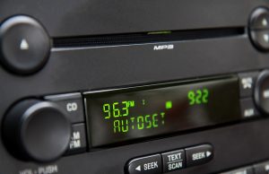 Autoradio gesperrt und Code verlegt? So schaffen Sie Abhilfe! Autoradio gesperrt: Was kann man dann tun? Foto: Adobe / Matthias Ott