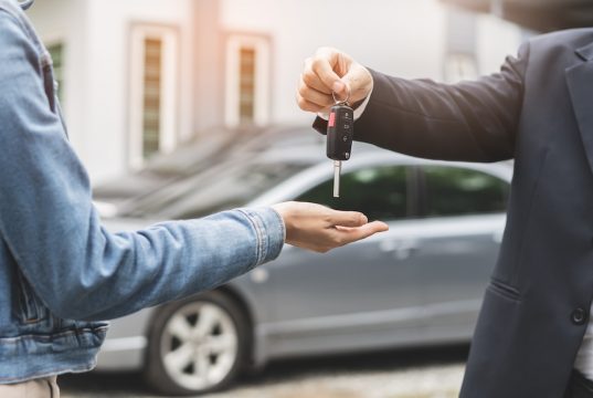 Autovermietung: Kosten geringer als erwartet Was eine Autovermietung kosten kann, sollte man vorher wissen. Foto: Adobe / Pormezz