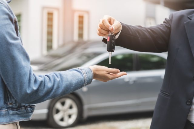 Was eine Autovermietung kosten kann, sollte man vorher wissen. Foto: Adobe / Pormezz