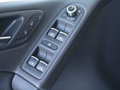 Auto offen? Wenn der elektrische Fensterheber versagt Wenn der Fensterheber versagt, muss man an die Geräte ran. Foto: Adobe / V. Reichenberg