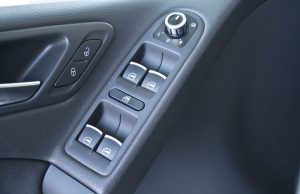 Auto offen? Wenn der elektrische Fensterheber versagt Wenn der Fensterheber versagt, muss man an die Geräte ran. Foto: Adobe / V. Reichenberg