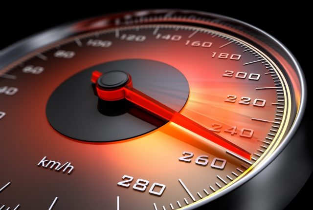 Auch die sparsamsten Automodelle können schnell sein. Foto: Adobe / peterschreiber.media