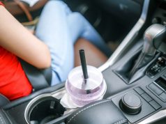 Getränkehalter nachrüsten im Auto: Das geht schnell und günstig Schnell und günstig kann man im Auto einen praktischen Getränkehalter nachrüsten. Foto: Adobe / pratan28