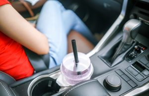 Getränkehalter nachrüsten im Auto: Das geht schnell und günstig Schnell und günstig kann man im Auto einen praktischen Getränkehalter nachrüsten. Foto: Adobe / pratan28