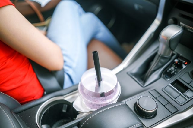 Schnell und günstig kann man im Auto einen praktischen Getränkehalter nachrüsten. Foto: Adobe / pratan28 Schnell und günstig kann man im Auto einen praktischen Getränkehalter nachrüsten. Foto: Adobe / pratan28