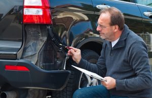 Wie lässt sich ein passender Kfz-Gutachter finden? Einen passenden Kfz-Gutachter finden – dazu braucht man Hinweise. Foto: Adobe / Gina Sanders