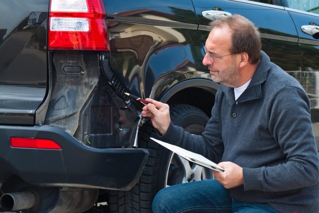 Einen passenden Kfz-Gutachter finden – dazu braucht man Hinweise. Foto: Adobe / Gina Sanders