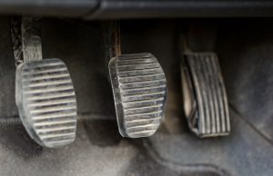 Wenn die Kupplung quietscht und hakt: Ursachen und Abhilfe Die Kupplung quietscht? Es geht um das linke Pedal. Foto: Adobe / nagydodo