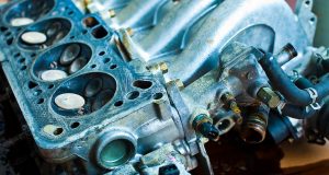 Motor undicht? Achtung, hohe Folgekosten drohen Ist der Motor undicht, sollten nur Profis ran. Foto: Adobe / Andreas Koch