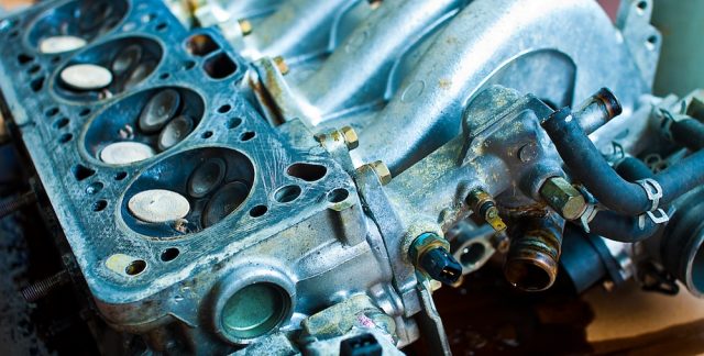 Ist der Motor undicht, sollten nur Profis ran. Foto: Adobe / Andreas Koch