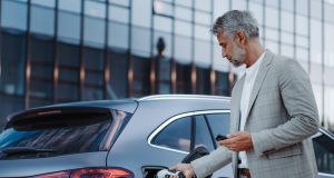 Warum sich der Umstieg aufs E-Auto lohnt Beim Firmenwagen kann sich der Umstieg aufs E-Auto lohnen. Foto: Adobe / Halfpoint