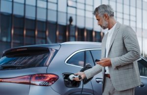 Warum sich der Umstieg aufs E-Auto lohnt Beim Firmenwagen kann sich der Umstieg aufs E-Auto lohnen. Foto: Adobe / Halfpoint