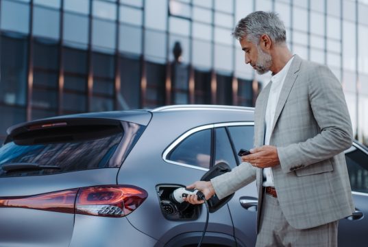 Warum sich der Umstieg aufs E-Auto lohnt Beim Firmenwagen kann sich der Umstieg aufs E-Auto lohnen. Foto: Adobe / Halfpoint