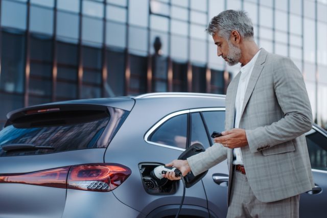 Beim Firmenwagen kann sich der Umstieg aufs E-Auto lohnen. Foto: Adobe / Halfpoint