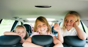 Vielseitig und familienfreundlich: Der Kombi für Eltern Familienfreundliche Kombis bieten so viel Platz, dass sich Kinder wohlfühlen. Foto: Adobe / Kzenon