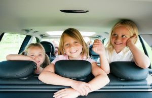 Vielseitig und familienfreundlich: Der Kombi für Eltern Familienfreundliche Kombis bieten so viel Platz, dass sich Kinder wohlfühlen. Foto: Adobe / Kzenon