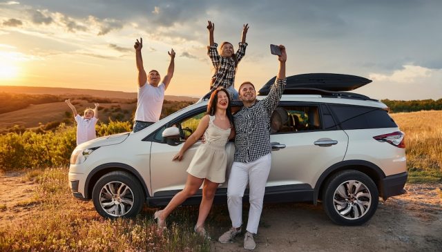 Wieder einer mehr in der Zulassungsstatistik: Diese Familie freut sich über ihr neues Auto. Foto: Ocean23 Wieder einer mehr in der Zulassungsstatistik: Diese Familie freut sich über ihr neues Auto. Foto: Ocean23