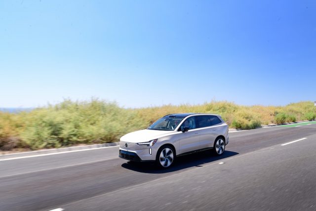 Der neue Volvo EX90 rollt auf die Straßen. Foto: Volvo